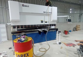 Cấp dầu thủy lực nhập khẩu cho khách hàng dùng máy chấn